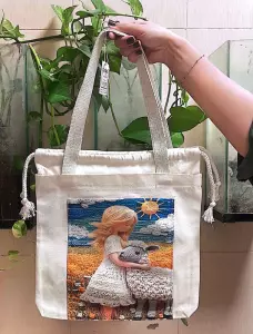 کیف پارچه ای جیب دار 32*32 (طرح دختر و بره،کد 2119)